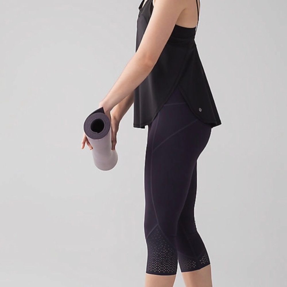 Lululemon Anew Crops in Black Grape - Size 6